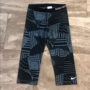 NIKE PRO WOMENS CAPRIS